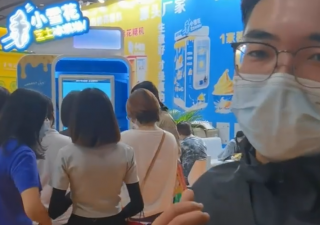 給大家分享下自動冰淇淋售賣機為什么可以抵御電商沖擊？